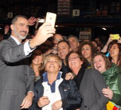 Don Felipe realiza un selfie con las personas que le esperaban al término de su visita