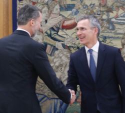 Su Majestad el Rey recibe el saludo del secretario general de la OTAN, Jens Stoltenberg