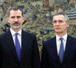 Su Majestad el Rey junto al secretario general de la OTAN, Jens Stoltenberg