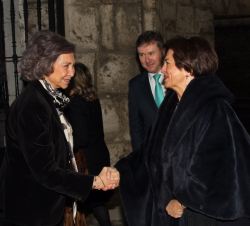 Su Majestad la Reina Doña Sofía recibe el saludo de la presidenta de Hispania Nostra, Araceli Pereda