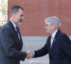 Su Majestad el Rey recibe el saludo del ministro de Asuntos Exteriores y de Cooperación, Alfonso Dastis, a su llegada a la Escuela Diplomática