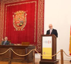 Su Majestad el Rey en la mesa presidencial durante la intervención del embajador-director de la Escuela Diplomática, Ramón Gil-Casares 