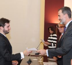 Su Majestad el Rey entrega el despacho al número uno de la Promoción, Gonzalo Muñoz