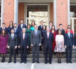 Fotografía de grupo de Su Majestad el Rey con el ministro de Asuntos Exteriores y de Cooperación, el embajador-director de la Escuela Diplomática y lo