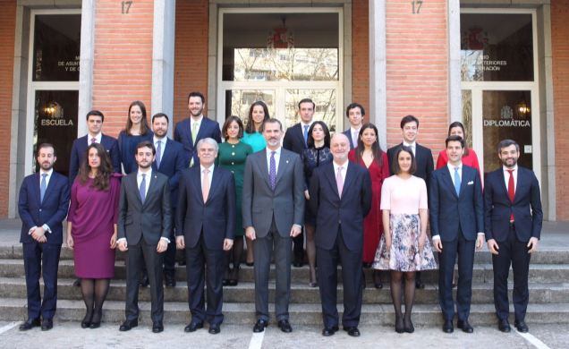 Fotografía de grupo de Su Majestad el Rey con el ministro de Asuntos Exteriores y de Cooperación, el embajador-director de la Escuela Diplomática y lo