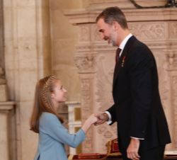Su Alteza Real la Princesa de Asturias saluda a Su Majestad el Rey tras la imposición del lazo con la miniatura del vellocino, símbolo de la Insigne O