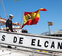 Su Majestad el Rey desembarcando del Buque Escuela "Juan Sebastián de Elcano" al término de la visita