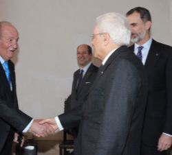Su Majestad el Rey Don Juan Carlos recibe el saludo del Presidente de Italia, Sergio Mattarella