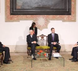 Su Majestad el Rey y Su Majestad el Rey Juan Carlos conversando con el Presidente de Portugal y el Presidente de Italia