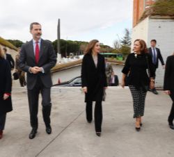 Sus Majestades los Reyes acompañados por delegada del Gobierno en la Comunidad de Madrid, la alcaldesa de Móstoles y la secretaria de Estado de Invest