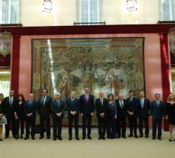 Fotografía de grupo de Su Majestad el Rey con los miembros del Patronato de la Fundación Institucional Española (FIES)