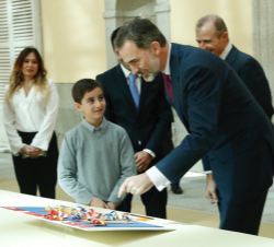 Su Majestad el Rey observa el trabajo de David Roca Mudarra, del Colegio La Salle (5º de Primaria) de Mahón (Menorca)