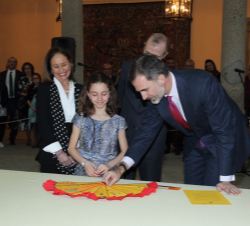 Su Majestad el Rey observa el trabajo de la niña Irene Valderruten Cordero, del CPR Liceo La Paz (4º de Primaria) de A Coruña
