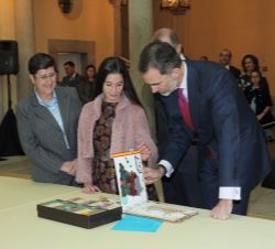 Su Majestad el Rey observa el trabajo de la niña Laura Martínez Rodríguez, del Colegio Patrocinio de María (1º de E.S.O.) de Madrid