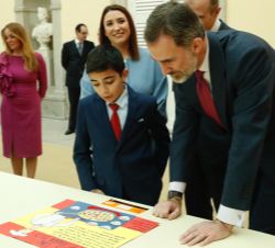 Su Majestad el Rey observa el trabajo del niño, Yibriel Hach Laarbi Martínez, del Colegio Nuestra Señora del Buen Consejo (6º de Primaria) de Melilla