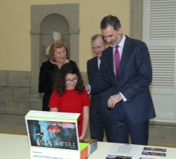 Su Majestad el Rey observa el trabajo de la niña Candela Martín García, del CEIP Otero de Navascués (5º de Primaria) de Cintruénigo (Navarra)