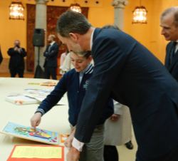 El Rey observa el trabajo de niño ganador Ibai Sánchez Fernández de Barrena, del Colegio Paula Montal (1º de E.S.O.) de Vitoria-Gasteiz (Álava)