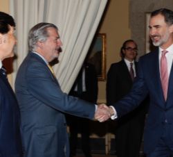 Su Majestad el Rey a su llegada al acto, recibe el saludo del ministro de Educación, Cultura y Deporte, Íñigo Méndez de Vigo