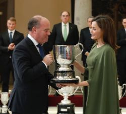 Su Majestad la Reina entrega el Premio Consejo Superior de Deportes, a Manuel Jesús Barón, alcalde de la localidad malagueña de Antequera