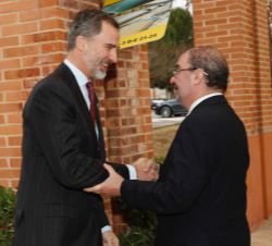 Su Majestad el Rey recibe el saludo del presidente de Aragón, Francisco Javier Lambán