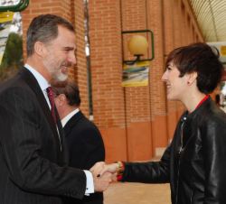 Su Majestad el Rey recibe el saludo de la presidenta de las Cortes de Aragón, Violeta Barba