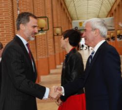 Su Majestad el Rey recibe el saludo del delegado del Gobierno en la Comunidad Autónoma de Aragón, Gustavo Alcalde