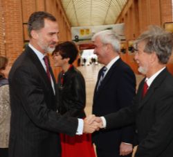 Su Majestad el Rey recibe el saludo del alcalde de Zaragoza, Pedro Santisteve