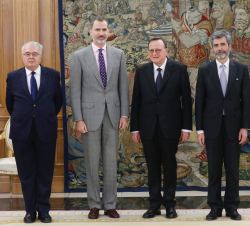 Su Majestad el Rey junto al presidente del Tribunal Europeo de Derechos Humanos, Guido Raimondi; el presidente del Tribunal Constitucional, Juan José 