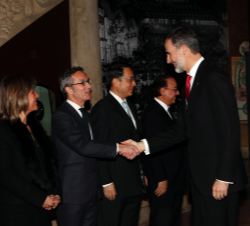 Don Felipe es saludado por el secretario de Estado para la Sociedad de la Información y la Agenda Digital, José María Lasalle