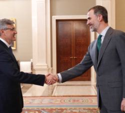 Su Majestad el Rey recibe el saludo del presidente en España de Deloitte, Fernando Ruiz Ruiz