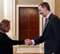 Su Majestad el Rey recibe el saludo de la secretaria de Estado de Comercio, Marisa Poncela