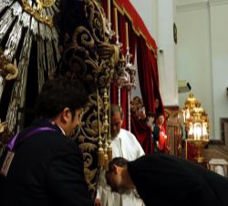 Don Felipe besa el pie del Santo Cristo de Medinaceli