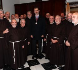 Fotografía de grupo de Don Felipe en la sacristía de la Basílica con la Comunidad de Padres Capuchinos