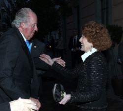 Su Majestad el Rey Don Juan Carlos recibe el saludo de la directora de la Real Academia de la Historia, Carmen Iglesias