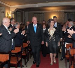 Don Juan Carlos y Doña Sofía a su entrada al Salón de Acto de la Real Academia de la Historia