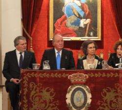 Sus Majestades los Reyes Don Juan Carlos y Doña Sofía durante las palabras de la directora de la Real Academia de la Historia, Carmen Iglesias