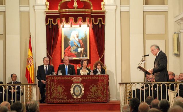 Sus Majestades los Reyes Don Juan Carlos y Doña Sofía durante la conferencia del historiador Juan Pablo Fusi titulada "El reinado de Juan Carlos I"