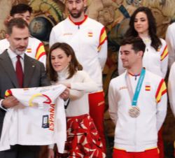 Don Felipe y Doña Letizia observan una camiseta firmada por el Equipo Olímpico Español