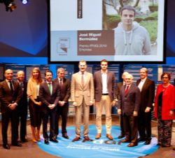 Su Majestad el Rey junto a José Miguel Bermúdez, ganador del Premio FPdGI 2018, en la categoría de "Empresa", miembros del jurado y autorida