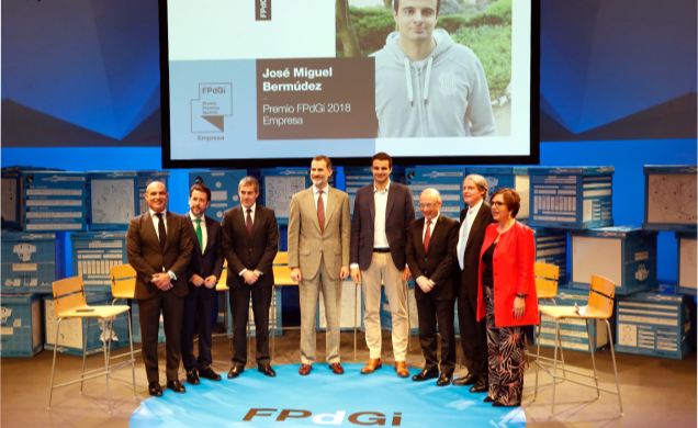 Su Majestad el Rey junto a José Miguel Bermúdez, ganador del Premio FPdGI 2018, en la categoría de "Empresa"