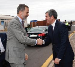 Su Majestad el Rey recibe el saludo del presidente del Gobierno de Canarias, Fernando Clavijo