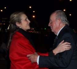 Su Majestad el Rey Don Juan Carlos es recibido a su llegada por Su Alteza Real la Infanta Doña Elena.