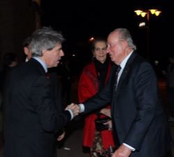 Don Juan Carlos recibe el saludo del consejero de Presidencia, Justicia y Portavocía del Gobierno de la Comunidad de Madrid, Ángel Garrido.