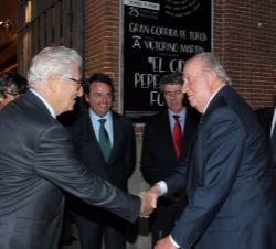 Don Juan Carlos recibe el saludo del empresario Manuel Piñera.