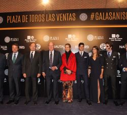 Don Juan Carlos y Doña Elena, con las autoridades que les acompañaban y un grupo de personalidades del mundo taurino.