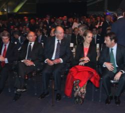 Don Juan Carlos y Doña Elena, junto a las personalidades que le acompañaban, en la primera fila de asientos antes de comenzar el acto.