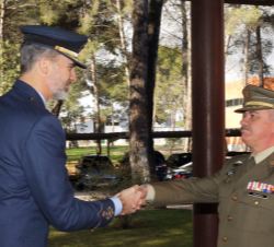 Su Majestad el Rey recibe el saludo del secretario general del INTA, General de División Luis Antonio Boixareu Torres