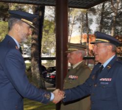 Su Majestad el Rey recibe el saludo del subdirector general de Coordinación y Planes, General de División Moisés Fernández Álvaro
