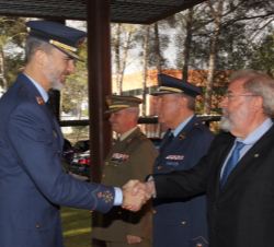 Su Majestad el Rey recibe el saludo del subdirector general de Sistemas Aeronáuticos, Bartolomé Marqués Balaguer