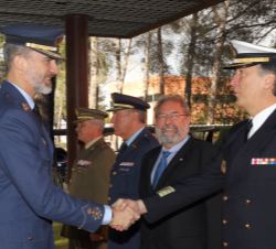 Su Majestad el Rey recibe el saludo del subdirector general de Sistemas Navales, Capitán de Navío Emilio Fajardo Jimena